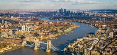 Letecký pohled na Temži s Tower Bridge