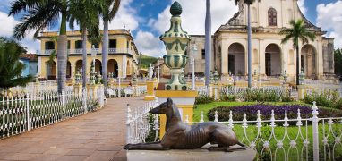 Trinidat - Park na hlavním náměstí Plaza Mayor, v pozadí palác Brunet (vlevo) a kostel Nejsvětější Trojice