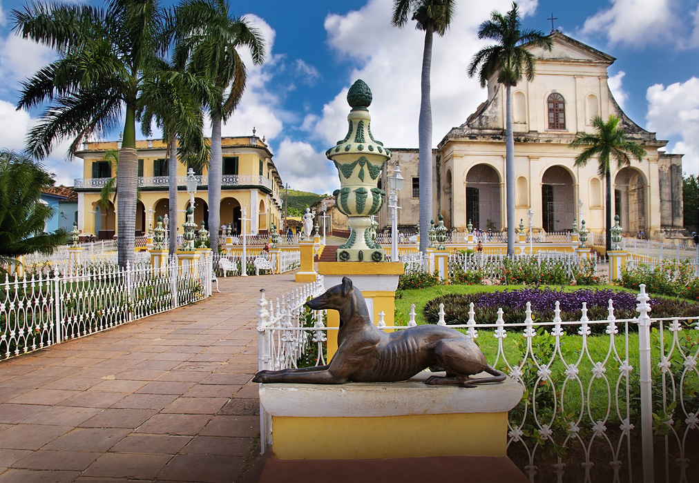 Trinidat - Park na hlavním náměstí Plaza Mayor, v pozadí palác Brunet (vlevo) a kostel Nejsvětější Trojice