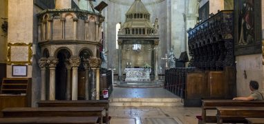 Trogir - interiér kostela