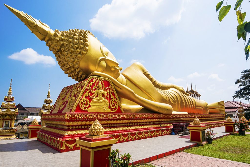 Vientiane - Socha odpočívajícího Buddhy v chrámu Vat Pha That Luang