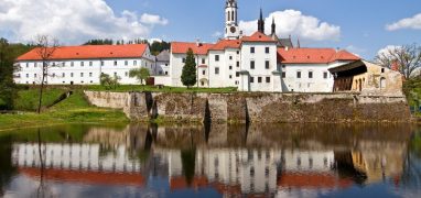Pohled na Vyšebrodský klášter přes řeku Vltavu