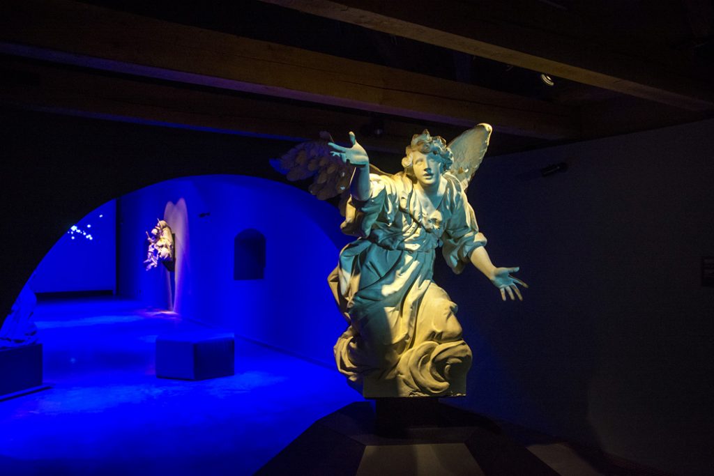 Muzeum nové generace - odlitek sochy anděla od Gregora Thenyho ze zastávky „Harmonie“
