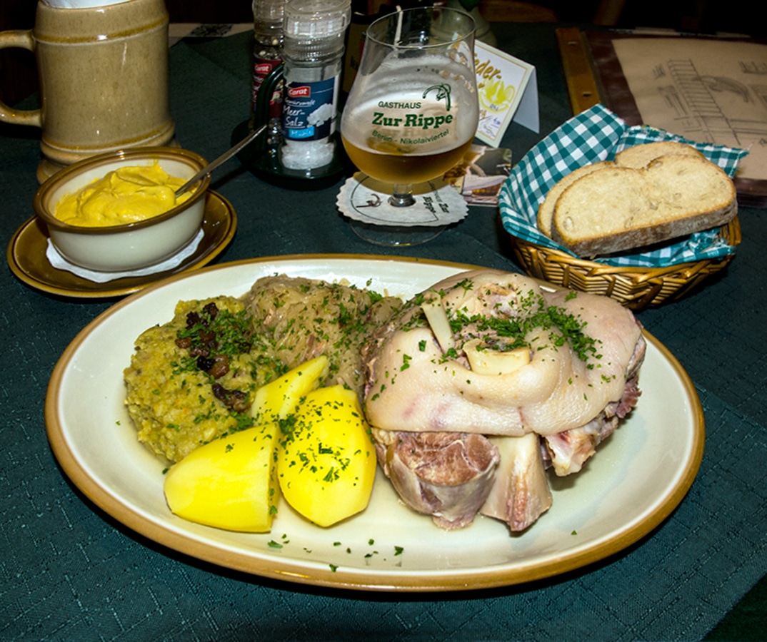 Berlínská kuchyně - vařené koleno s bramborem a zelím