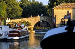 Canal du Midi - loď u mostu