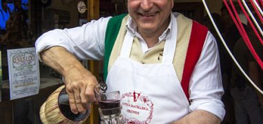 Chianti - Dario Cecchini, řezník osmé generace v Panzanu in Chianti nalévá víno