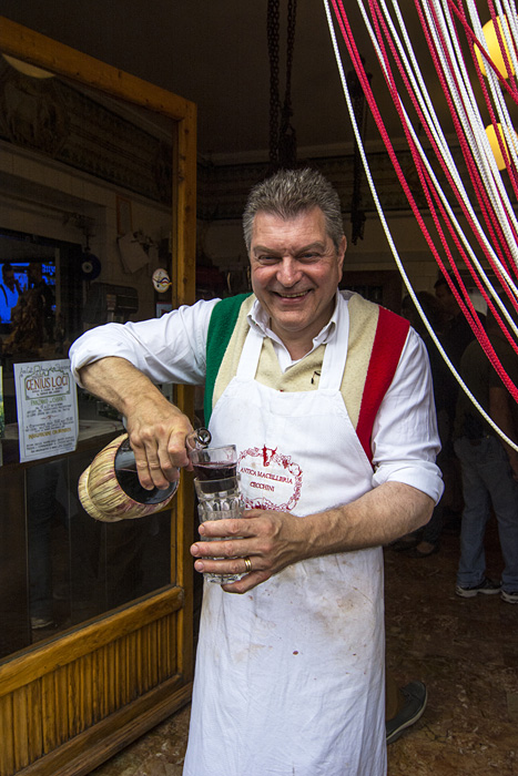 Chianti - Dario Cecchini, řezník osmé generace v Panzanu in Chianti nalévá víno