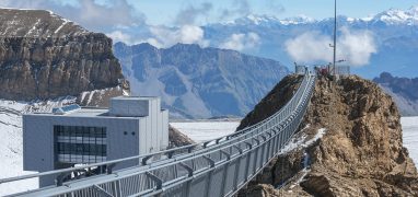 Scex Rouge - Peak Walk je jediný závěsný most na světě spojující dva horské vrcholy