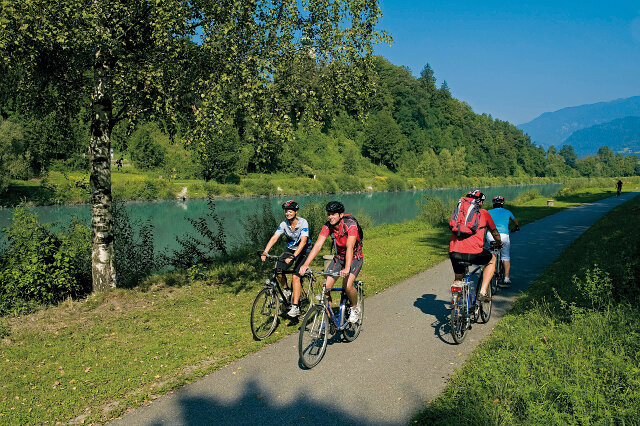 Drávská cyklostezka vede lehkým terénem podél řeky s nádhernými výhledy do okolí