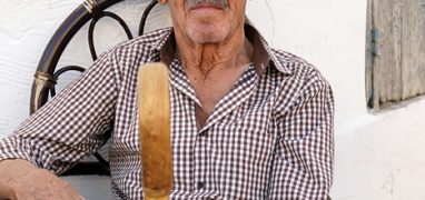 Kréťané - sedící starý muž s pastýřskou holí katsouna