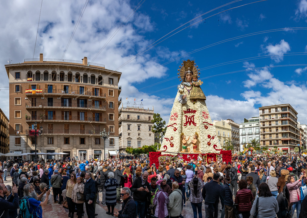 Slavnosti las Fallas ve Valencii - Hotová socha Panny Marie Opuštěných