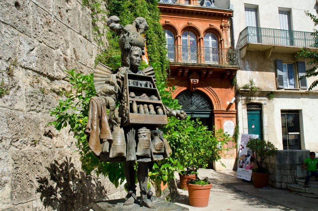 Grasse - socha Tomka Kawiaka Oblek voňavkáře