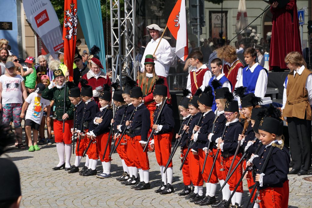 Hornické tradice v Jihlavě - krojovaní školáci v Hornickém průvodu městem