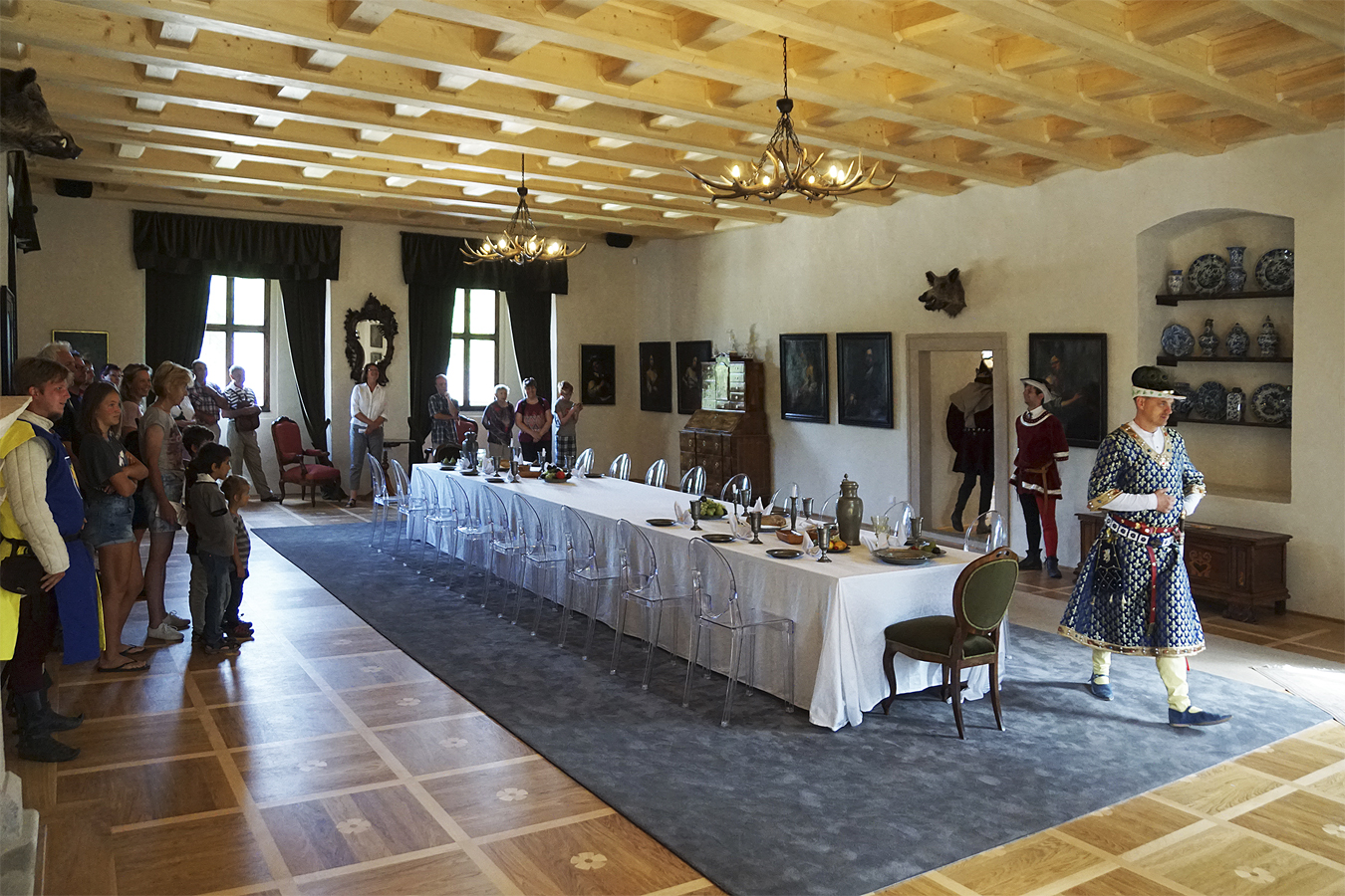 Hrad Roštejn - v hodovní síni aktéři v historických kostýmech přibližují návštěvníkům hradu dobovou atmosféru