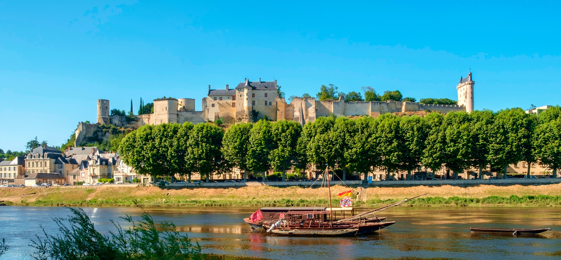 Hrad Chinon - celkový pohled přes Loiru
