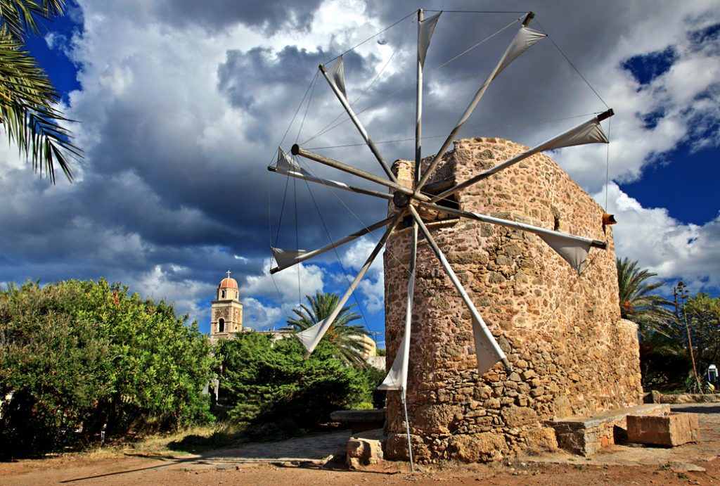 Východní Kréta - tradiční větrný mlýn u kláštera Moní Toplu