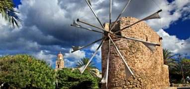 Východní Kréta - tradiční větrný mlýn u kláštera Moní Toplu