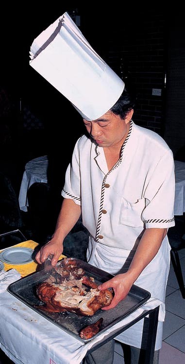 Pekingská kachna - porcující kuchař