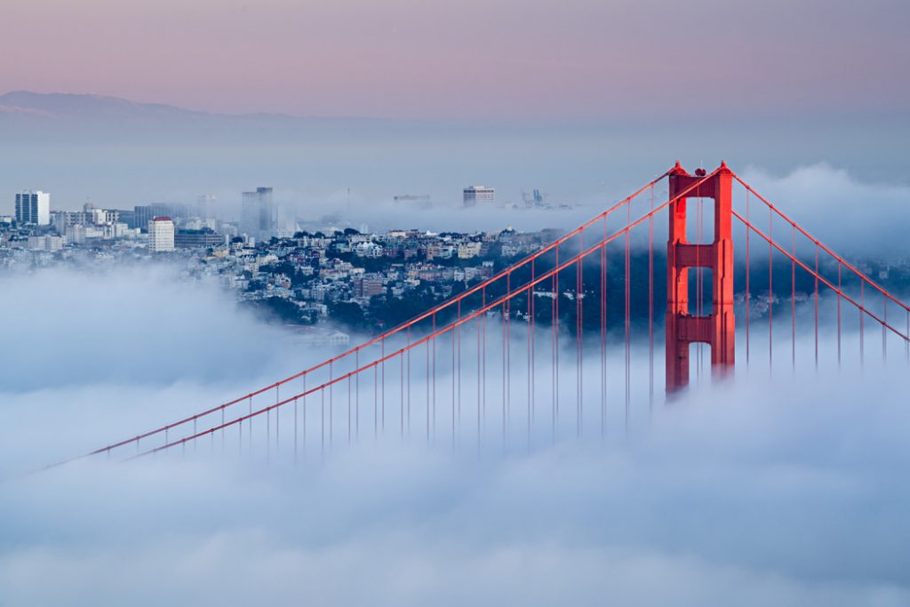 Klima San Francisca - vrchol Golden Gate Bridge v mlze