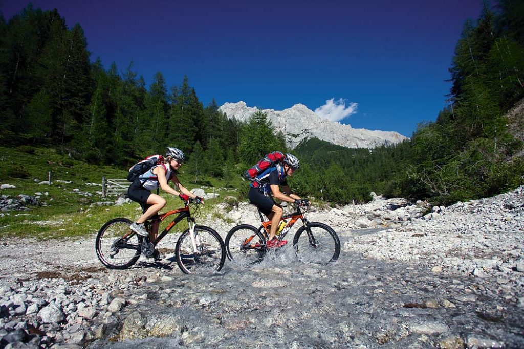 Schladmingské Taury - cyklisté na horských kolech