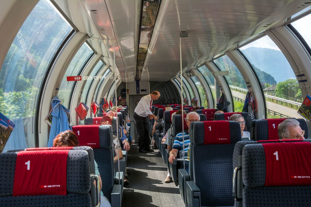 Gotthard Panorama Express je vybaven vozy 1. třídy s panoramatickými okny