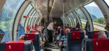 Gotthard Panorama Express je vybaven vozy 1. třídy s panoramatickými okny