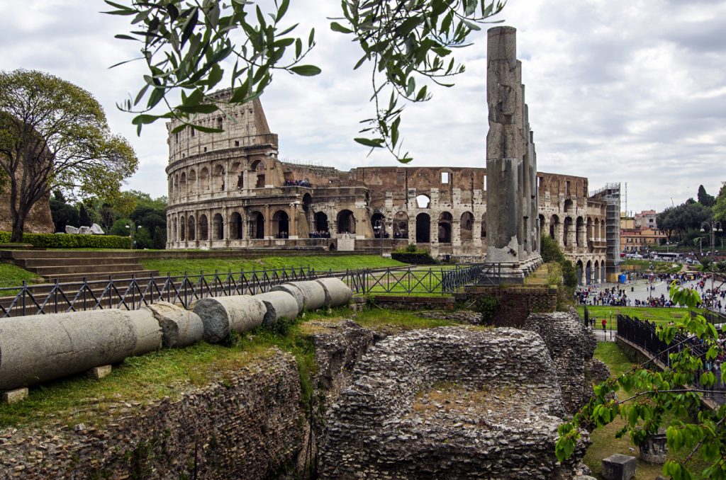 Pohled na Koloseum od chrámu Venuše a Romy na Foru Romanu