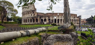Pohled na Koloseum od chrámu Venuše a Romy na Foru Romanu