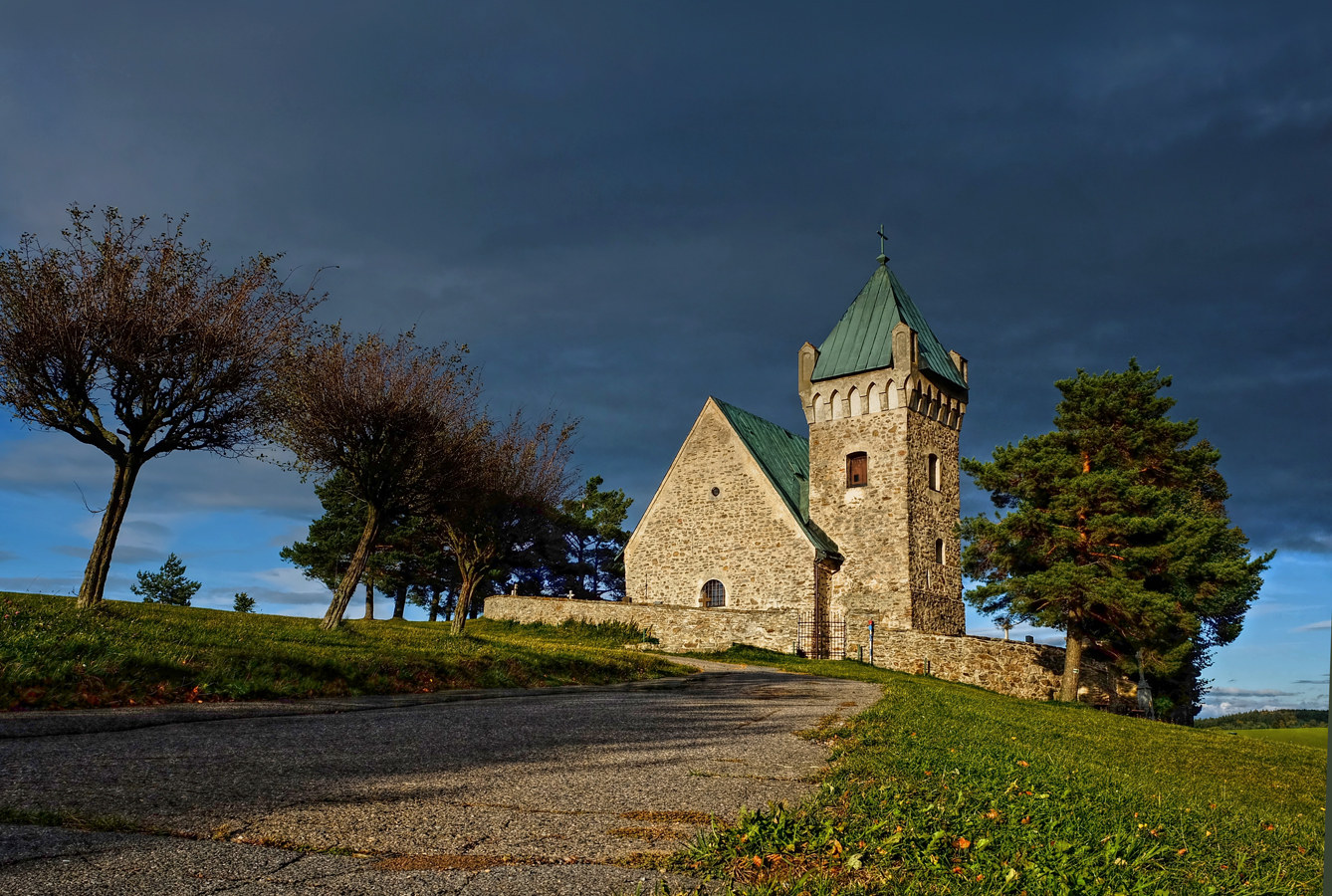 Vysočina - ranně gotický kostel nad vesnicí Vítochov