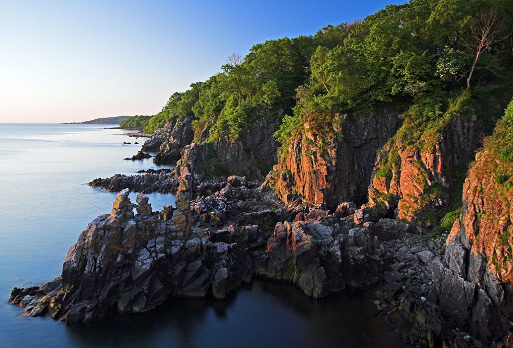 Dánská příroda - Žulová skaliska Helligdomsklipperne na pobřeží ostrova Bornholm