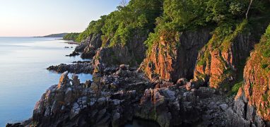 Dánská příroda - Žulová skaliska Helligdomsklipperne na pobřeží ostrova Bornholm
