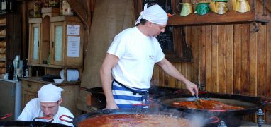 Maďarská kuchyně - příprava guláše