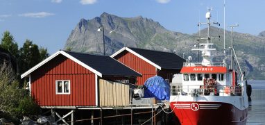 Norské moře - kotvící malá rybářská loď