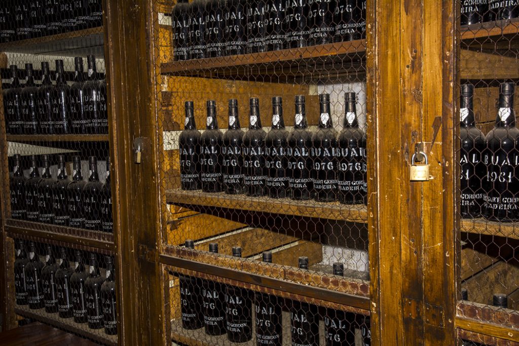 Lahve archivních vín Madeira