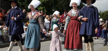 Finistère - ženy v tradičních vysokých čepicích zvaných Bigouden na festivalu Cornouaille v Quimperu