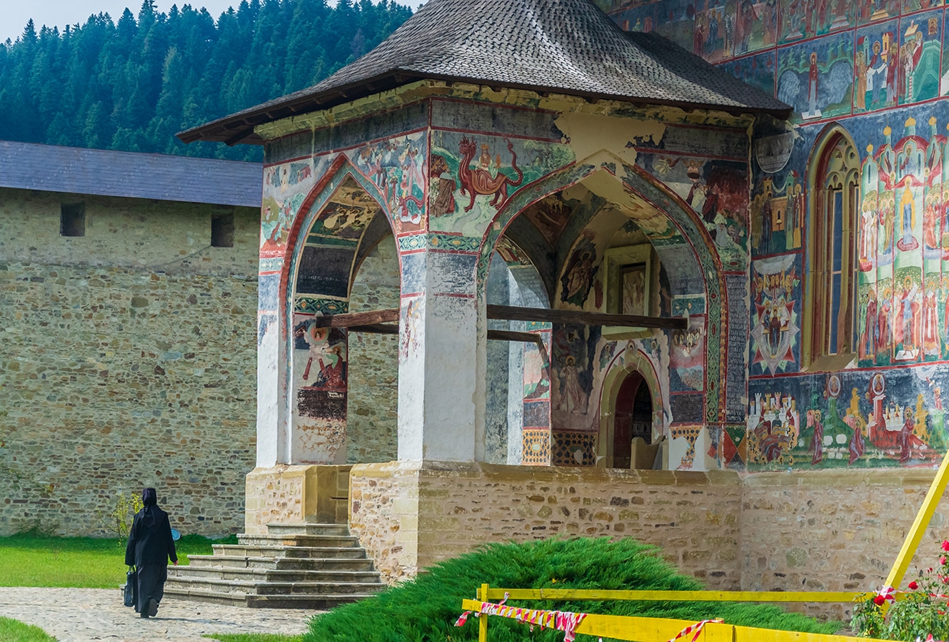 Malované kláštery - Suceviţa – jižní vchod do kostela