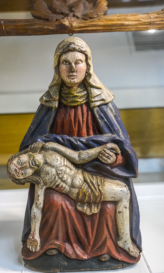 Muzeum Orlických hor - Pieta – ukázka lidové řezby z Orlických hor