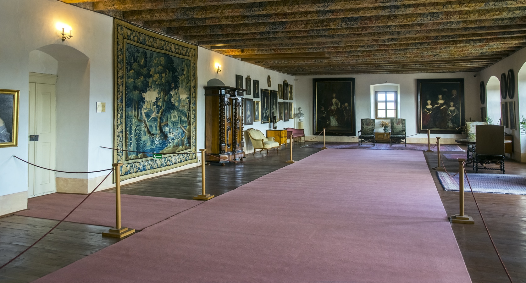 Náchod - interiér zámku s malovanými dřevěnými stropy