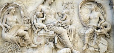 Ara Pacis - Detail reliéfu z východní strany oltáře zachycujícího bohyni s dvojčaty