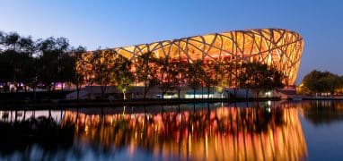 Olympijský stadion v Pekingu za večerního osvětlení