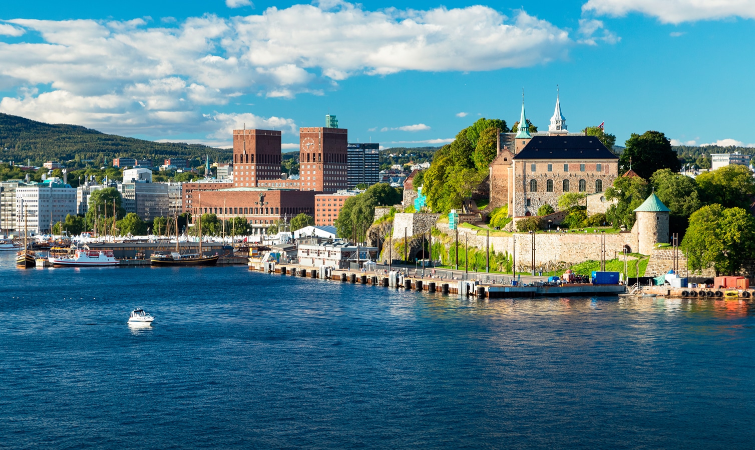 Oslo - budova radnice s přístavem