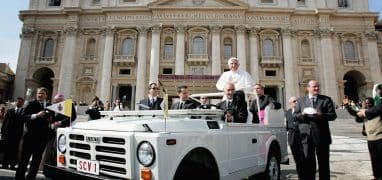 Papamobil s papežem Benediktem XVI. před Lateránskou bazilikou