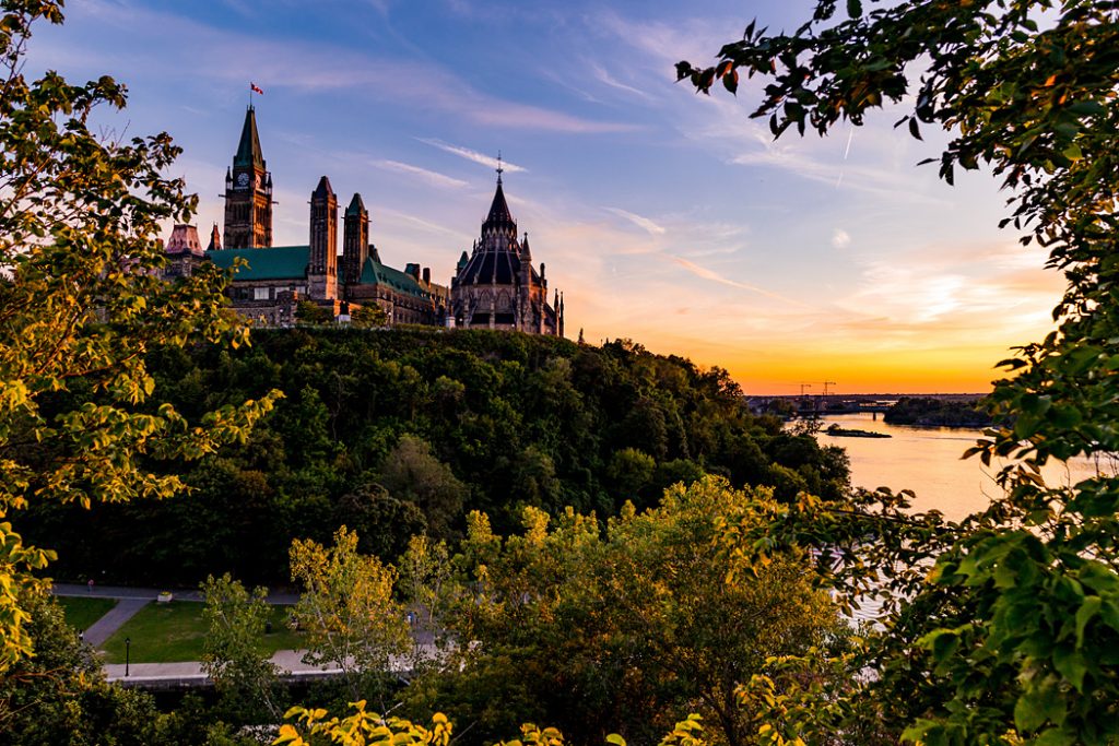 Kanadský parlament - Komplex budov kanadského parlamentu nad řekou Ottawou