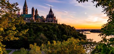 Kanadský parlament - Komplex budov kanadského parlamentu nad řekou Ottawou