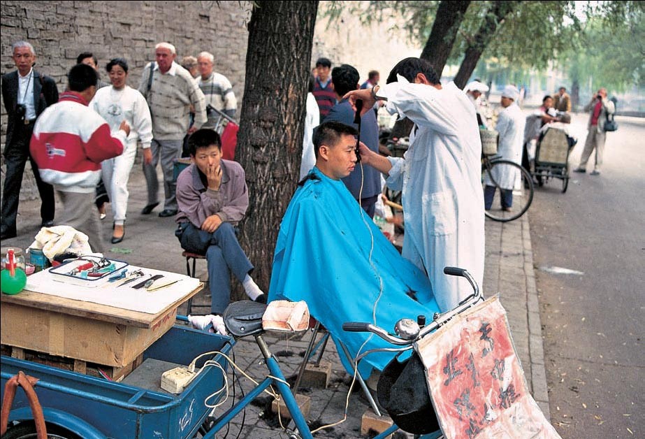 Pekinčané - stříhání vlasů na ulici