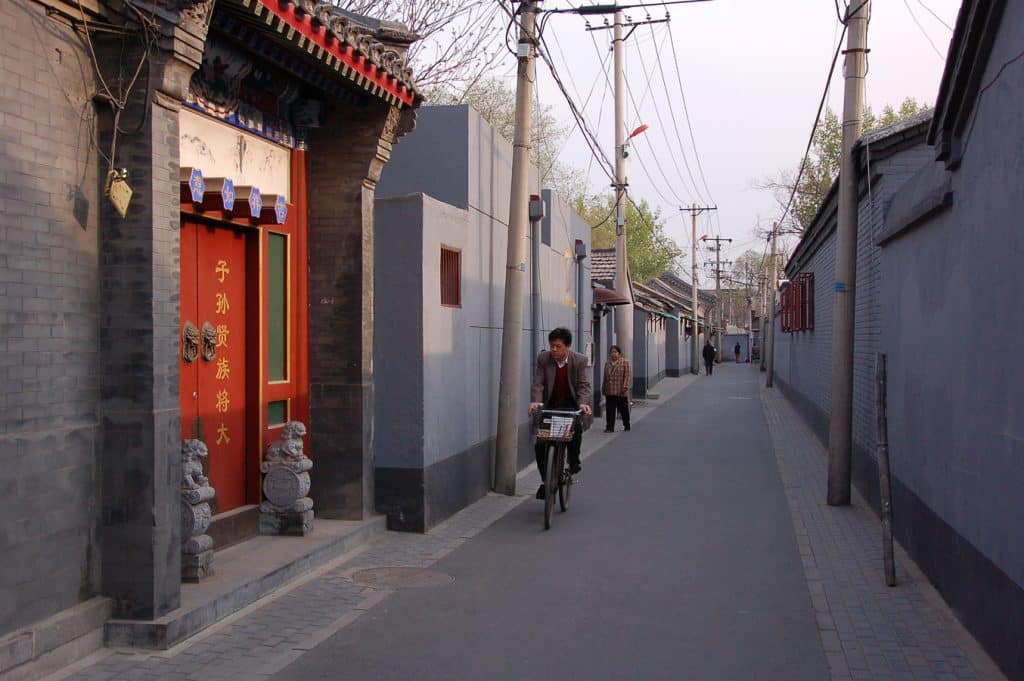 Peking - cyklista na cestě z práce