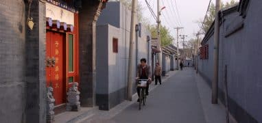 Peking - cyklista na cestě z práce