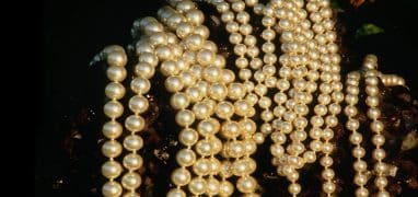 Mallorské perly se na ostrově vyrábějí továrním způsobem