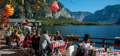 Rakousko - posezení v restauraci na břehu Hallstatského jezera