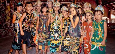 Samarinda - dajaské děti v tradičních oděvech